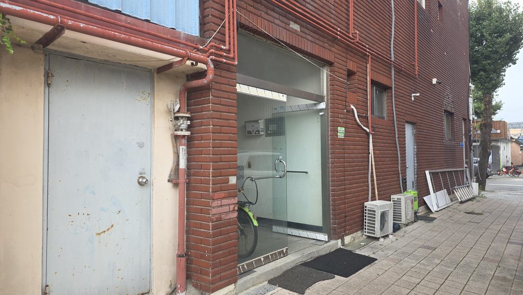 2026-05176-001 세종 공유지분 공매 낙찰 현장조사 붉은 벽돌 외벽과 배관·실외기 상태